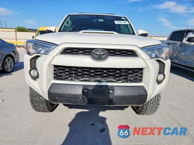 Piąte zdjęcie samochodu w środku: 2019 TOYOTA 4RUNNER VIN:JTEBU5JR9K5660093 - miniatura