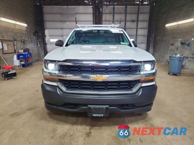 Piąte zdjęcie samochodu w środku: 2018 CHEVROLET SILVERADO K1500 VIN:1GCVKNEH1JZ217758 - miniatura