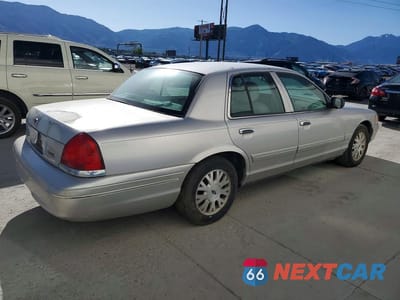 Trzecie zdjęcie samochodu z tyłu: 2004 FORD CROWN VICTORIA VIN:2FAFP74WX4X132158 - miniatura