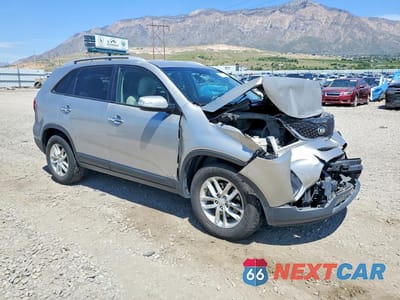 Czwarte zdjęcie samochodu z boku: 2015 KIA SORENTO LX VIN:5XYKTDA70FG659900 - miniatura
