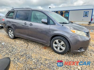 Czwarte zdjęcie samochodu z boku: 2012 TOYOTA SIENNA LE VIN:5TDKK3DC0CS196192 - miniatura