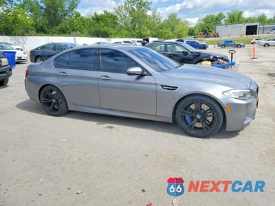 Czwarte zdjęcie samochodu z boku: 2013 BMW M5 VIN:WBSFV9C54DC773316 - miniatura