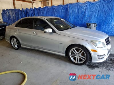 Czwarte zdjęcie samochodu z boku: 2012 MERCEDES-BENZ C 250 VIN:WDDGF4HB0CR218665 - miniatura
