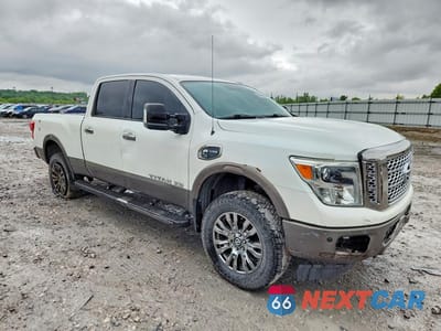 Czwarte zdjęcie samochodu z boku: 2016 NISSAN TITAN XD PLATINUM RESERVE VIN:1N6BA1F2XGN511584 - miniatura