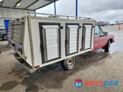Trzecie zdjęcie samochodu z tyłu: 1983 TOYOTA PICKUP SR5 VIN:JT4RN44S3D1102131 - miniatura