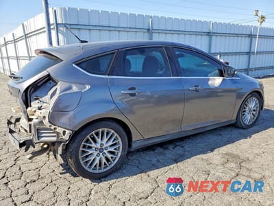 Trzecie zdjęcie samochodu z tyłu: 2014 FORD FOCUS TITANIUM VIN:1FADP3N21EL311957 - miniatura