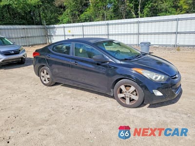 Czwarte zdjęcie samochodu z boku: 2013 HYUNDAI ELANTRA GLS VIN:5NPDH4AE4DH182404 - miniatura