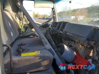 Piąte zdjęcie samochodu w środku: 2016 ISUZU NPR HD VIN:54DC4W1B5GS805359 - miniatura