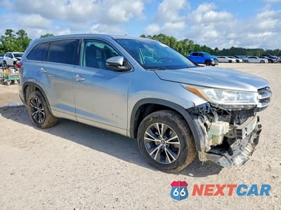 Czwarte zdjęcie samochodu z boku: 2018 TOYOTA HIGHLANDER LE VIN:5TDZZRFH7JS239641 - miniatura