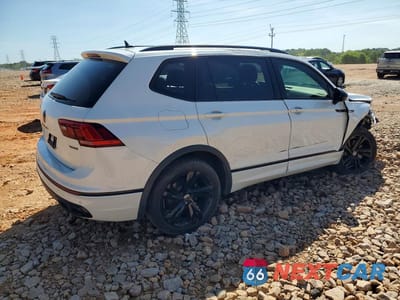 Trzecie zdjęcie samochodu z tyłu: 2024 VOLKSWAGEN TIGUAN SE R-LINE BLACK VIN:3VV8B7AX9RM109683 - miniatura