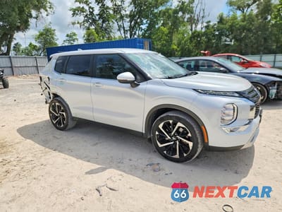 Czwarte zdjęcie samochodu z boku: 2023 MITSUBISHI OUTLANDER SE VIN:JA4J4UA81PZ025252 - miniatura