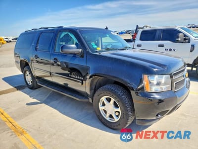 Czwarte zdjęcie samochodu z boku: 2014 CHEVROLET SUBURBAN K1500 LT VIN:1GNSKJE70ER103363 - miniatura