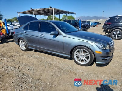 Czwarte zdjęcie samochodu z boku: 2012 MERCEDES-BENZ C 250 VIN:WDDGF4HB8CR228568 - miniatura