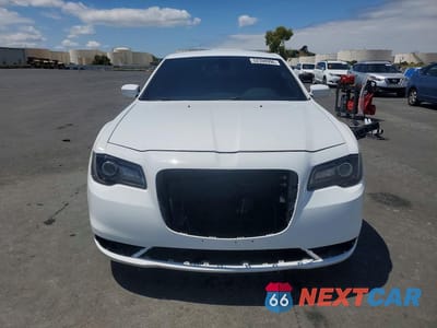 Piąte zdjęcie samochodu w środku: 2019 CHRYSLER 300 S VIN:2C3CCABG4KH697888 - miniatura
