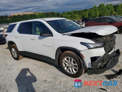 Czwarte zdjęcie samochodu z boku: 2022 CHEVROLET TRAVERSE LS VIN:1GNERFKW2NJ145470 - miniatura