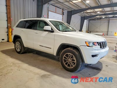 Czwarte zdjęcie samochodu z boku: 2020 JEEP GRAND CHEROKEE LAREDO VIN:1C4RJFAG0LC168968 - miniatura