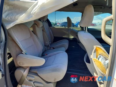 Zdjęcie 11 z 13 samochodu: 2018 TOYOTA SIENNA LE VIN:5TDKZ3DC2JS963677 - miniatura