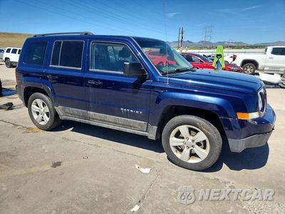 Czwarte zdjęcie samochodu z boku: 2016 JEEP PATRIOT LATITUDE VIN:1C4NJPFA4GD811038 - miniatura