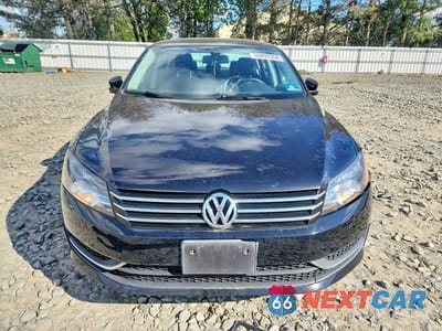 Piąte zdjęcie samochodu w środku: 2015 VOLKSWAGEN PASSAT S VIN:1VWAT7A32FC009512 - miniatura