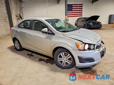 Czwarte zdjęcie samochodu z boku: 2015 CHEVROLET SONIC LT VIN:1G1JC5SGXF4201322 - miniatura