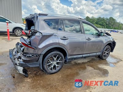 Trzecie zdjęcie samochodu z tyłu: 2018 TOYOTA RAV4 SE VIN:JTMJFREV6JJ208018 - miniatura