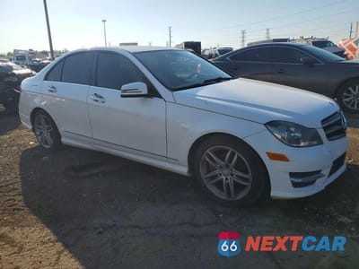 Czwarte zdjęcie samochodu z boku: 2014 MERCEDES-BENZ C 250 VIN:WDDGF4HB3EG252937 - miniatura