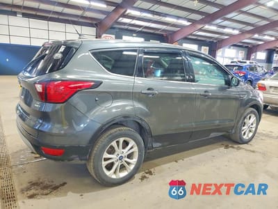 Trzecie zdjęcie samochodu z tyłu: 2019 FORD ESCAPE SE VIN:1FMCU9GDXKUA08452 - miniatura
