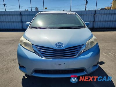 Piąte zdjęcie samochodu w środku: 2017 TOYOTA SIENNA XLE 8-PASSENGER VIN:5TDYZ3DC7HS807820 - miniatura