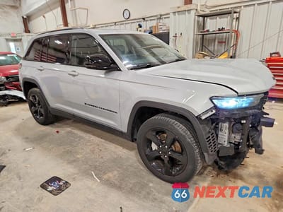 Czwarte zdjęcie samochodu z boku: 2023 JEEP GRAND CHEROKEE LIMITED VIN:1C4RJHBG9PC658924 - miniatura