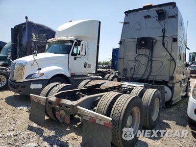 Czwarte zdjęcie samochodu z boku: 2013 FREIGHTLINER CASCADIA SEMI TRUCK VIN:3AKJGLDR6DSFG2138 - miniatura