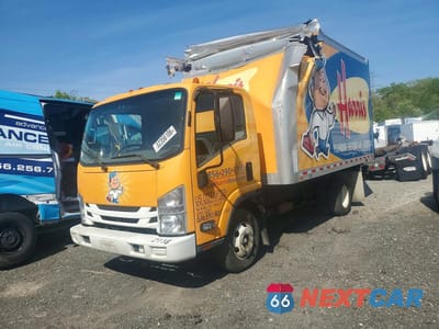 2021 ISUZU NPR BOX TRUCK 54DB4W1D5MS207989 - główne zdjęcie licytacji z USA - miniatura