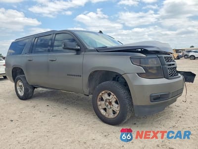 Czwarte zdjęcie samochodu z boku: 2020 CHEVROLET SUBURBAN C1500 LT VIN:1GNSCHKCXLR151506 - miniatura