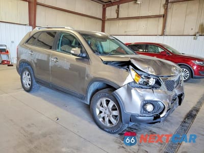 Czwarte zdjęcie samochodu z boku: 2011 KIA SORENTO LX VIN:5XYKT4A1XBG065580 - miniatura