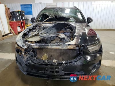 Piąte zdjęcie samochodu w środku: 2020 VOLVO XC40 T5 R-DESIGN VIN:YV4162UM8L2274919 - miniatura