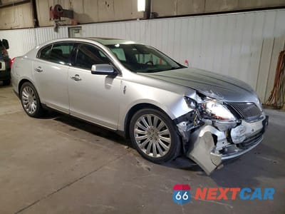 Czwarte zdjęcie samochodu z boku: 2014 LINCOLN MKS VIN:1LNHL9EK4EG600295 - miniatura
