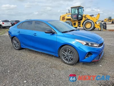 Czwarte zdjęcie samochodu z boku: 2023 KIA FORTE GT LINE VIN:3KPF54AD2PE611170 - miniatura