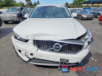 Piąte zdjęcie samochodu w środku: 2019 VOLVO XC40 T5 MOMENTUM VIN:YV4162UK9K2148520 - miniatura