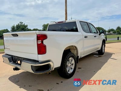Czwarte zdjęcie samochodu z boku: 2021 CHEVROLET SILVERADO K1500 VIN:3GCUYAEF0MG242818 - miniatura