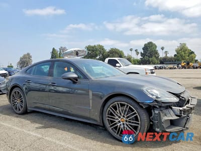 Czwarte zdjęcie samochodu z boku: 2023 PORSCHE PANAMERA BASE VIN:WP0AJ2A76PL103442 - miniatura