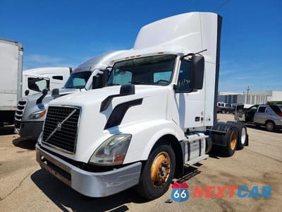 Drugie zdjęcie samochodu z przodu: 2016 VOLVO VN VNL - SEMI TRUCK VIN:4V4NC9TH8GN965709 - miniatura