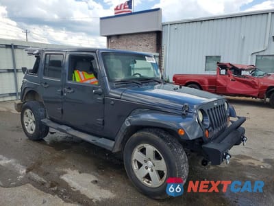 Czwarte zdjęcie samochodu z boku: 2008 JEEP WRANGLER UNLIMITED SAHARA VIN:1J4GA59138L604358 - miniatura