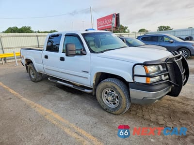 Czwarte zdjęcie samochodu z boku: 2004 CHEVROLET SILVERADO K2500 VIN:1GCGK23UX4F104727 - miniatura