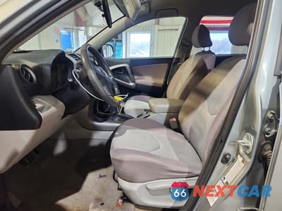 Zdjęcie 7 z 13 samochodu: 2006 TOYOTA RAV4 BASE VIN:JTMBD33V666014612 - miniatura