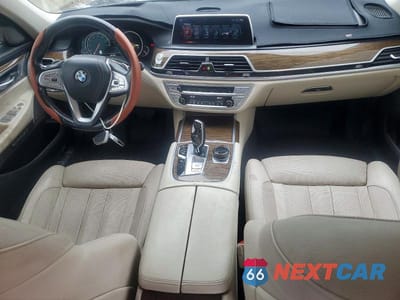 Zdjęcie 8 z 12 samochodu: 2016 BMW 740 I VIN:WBA7E2C50GG714437 - miniatura
