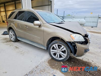 Czwarte zdjęcie samochodu z boku: 2010 MERCEDES-BENZ ML 350 4MATIC VIN:4JGBB8GB5AA619161 - miniatura