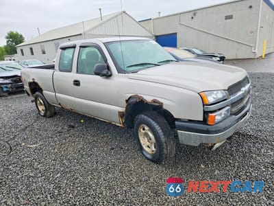 Czwarte zdjęcie samochodu z boku: 2004 CHEVROLET SILVERADO K1500 VIN:2GCEK19T541158167 - miniatura