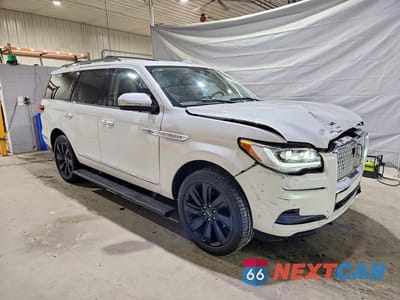Czwarte zdjęcie samochodu z boku: 2023 LINCOLN NAVIGATOR RESERVE VIN:5LMJJ2LG6PEL04123 - miniatura