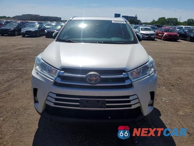 Piąte zdjęcie samochodu w środku: 2018 TOYOTA HIGHLANDER XLE VIN:5TDJZRFH3JS532451 - miniatura