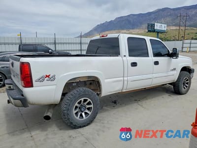 Trzecie zdjęcie samochodu z tyłu: 2006 CHEVROLET SILVERADO K2500 HEAVY DUTY VIN:1GCHK23D16F172132 - miniatura