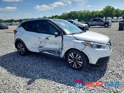 Czwarte zdjęcie samochodu z boku: 2020 NISSAN KICKS SV VIN:3N1CP5CV3LL520331 - miniatura